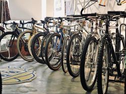 Bukan Bengkel Sepeda Biasa, Ini Tempat Anak Muda Dulang Cuan Sambil Nongkrong