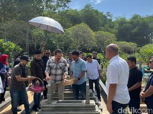 Saat Jaksa Agung Ziarah Kubur ke Makam Sesepuhnya di Majalengka Saat Jaksa Agung Ziarah Kubur ke Makam Sesepuhnya di Majalengka