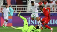 Tiba waktunya Kirgistan melakoni partai ketiga di Piala Asia 2023. Kojo kembali menjadi salah satu andalan. Foto: REUTERS/IBRAHEEM AL OMARI