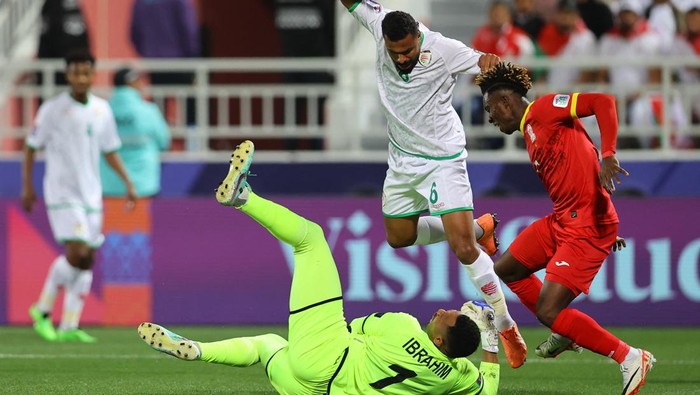 Soccer Football - AFC Asian Cup - Group F - Kyrgyzstan v Oman - Abdullah bin Khalifa Stadium, Doha, Qatar - January 25, 2024 Oman's Ibrahim Al Mukhaini and Ahmed Al Khamisi in action with Kyrgyzstan's Joel Kojo REUTERS/Ibraheem Al Omari