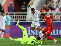 Tiba waktunya Kirgistan melakoni partai ketiga di Piala Asia 2023. Kojo kembali menjadi salah satu andalan. Foto: REUTERS/IBRAHEEM AL OMARI