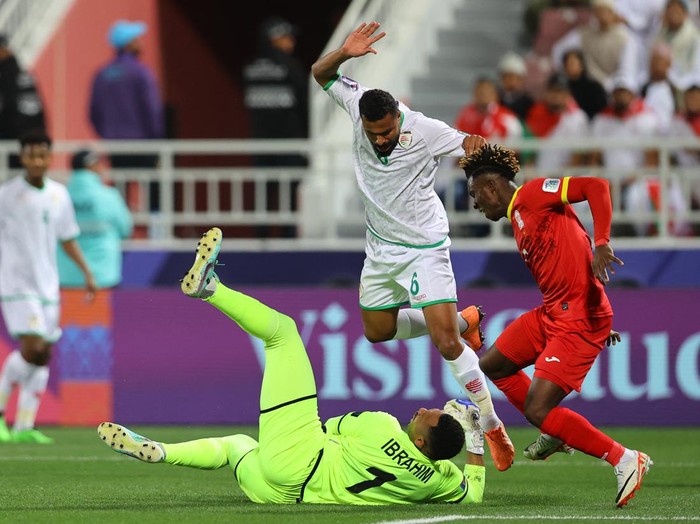 Soccer Football - AFC Asian Cup - Group F - Kyrgyzstan v Oman - Abdullah bin Khalifa Stadium, Doha, Qatar - January 25, 2024 Oman's Ibrahim Al Mukhaini and Ahmed Al Khamisi in action with Kyrgyzstan's Joel Kojo REUTERS/Ibraheem Al Omari