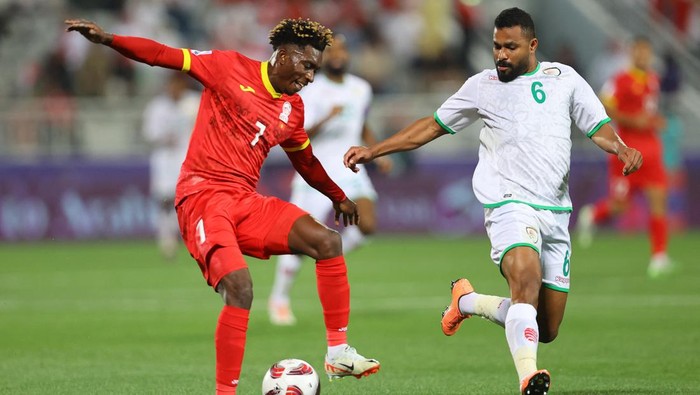 Soccer Football - AFC Asian Cup - Group F - Kyrgyzstan v Oman - Abdullah bin Khalifa Stadium, Doha, Qatar - January 25, 2024 Oman's Ahmed Al Khamisi in action with Kyrgyzstan's Joel Kojo REUTERS/Ibraheem Al Omari