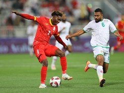 Sosok yang setelah meninggalkan klub Alay bermain di Dordoi Bishkek (2021–2023) dan Dinamo Samarqand (2023-sekarang) itu bekerja keras usai timnya ketinggalan duluan dari Oman di menit kedelapan. di Foto: REUTERS/IBRAHEEM AL OMARI