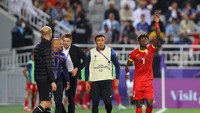 10 menit menjelang berakhirnya waktu normal, Kirgistan berselebrasi. Kojo menjebol gawang Oman dan bikin skor akhir menjadi 1-1. Itu adalah satu-satunya gol Kirgistan di Piala Asia 2023. Foto: REUTERS/IBRAHEEM AL OMARI