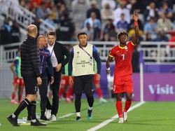 10 menit menjelang berakhirnya waktu normal, Kirgistan berselebrasi. Kojo menjebol gawang Oman dan bikin skor akhir menjadi 1-1. Itu adalah satu-satunya gol Kirgistan di Piala Asia 2023. Foto: REUTERS/IBRAHEEM AL OMARI