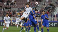 Kojo, yang mengawali karier di klub Alay pada periode 2017-2021, tidak kuasa menghindarkan Kirgistan dari kekalahan melawan Thailand dalam aksi perdananya di Piala Asia 2023. Foto: AP/Thanassis Stavrakis
