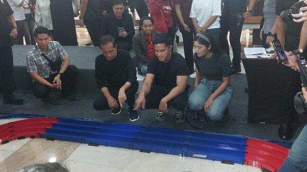 Jokowi dan Kaesang nonton balap tamiya di Jogja (Solihin/detikcom)