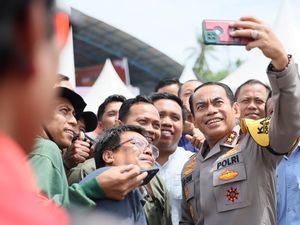 Kunker ke Gowa hingga Sinjai, Kapolda Sulsel Bagi Sembako & Umrah Gratis