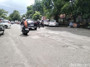 Lubang di Sepanjang Jalan Rajawali Timur Bandung Dikeluhkan Pengendara