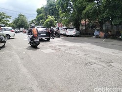Lubang di Sepanjang Jalan Rajawali Timur Bandung Dikeluhkan Pengendara