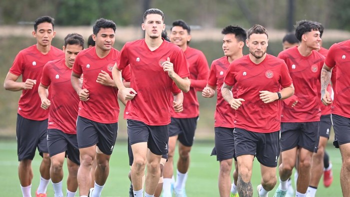 Pelatih Timnas Indonesia Shin Tae-yong menghadiri sesi latihan di Lapangan Al Egla 2, Lusail, Qatar, Sabtu (27/1/2024). Timnas Indonesia akan bertanding melawan Timnas Australia pada babak 16 besar Piala Asia 2023 di Qatar pada Minggu (28/1/2024). ANTARA FOTO/Yusran Uccang/foc.