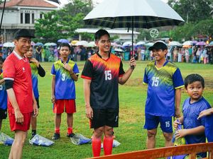 Momen Jokowi-Kaesang Main Bola Sambil Hujan-hujanan