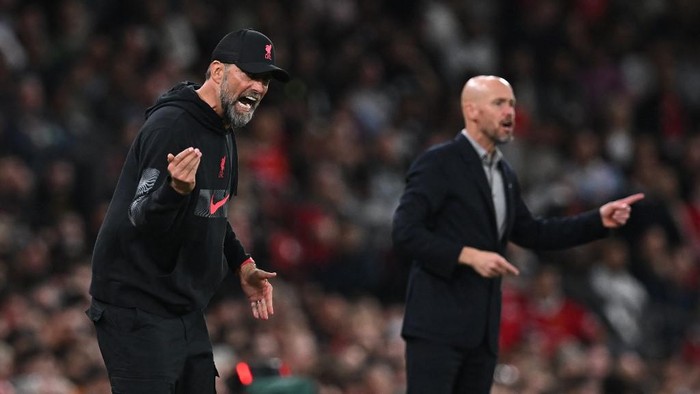 Liverpools German manager Jurgen Klopp (L) and Manchester Uniteds Dutch manager Erik ten Hag (R) gesture on the touchline during the English Premier League football match between Manchester United and Liverpool at Old Trafford in Manchester, north west England, on August 22, 2022. (Photo by Paul ELLIS / AFP) / RESTRICTED TO EDITORIAL USE. No use with unauthorized audio, video, data, fixture lists, club/league logos or live services. Online in-match use limited to 120 images. An additional 40 images may be used in extra time. No video emulation. Social media in-match use limited to 120 images. An additional 40 images may be used in extra time. No use in betting publications, games or single club/league/player publications. /