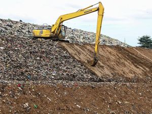 Penampakan Gunung Sampah di TPA Makassar Penampakan Gunung Sampah di TPA Makassar