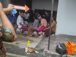 Pegang Tiang Kanopi Seusai Mandi, Perempuan di Klungkung Tewas Tersetrum