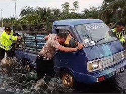 Polantas Pelalawan Bantu Evakuasi Mobil Mogok saat Banjir-Sosialisasikan Pemilu