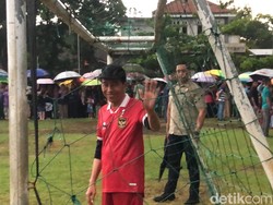 Aksi Jokowi Main Bola di Sleman Demi Semangati Timnas Indonesia