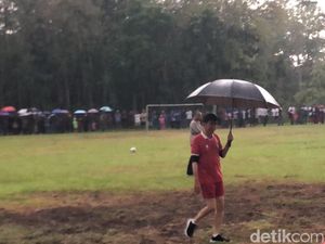 Alasan Jokowi Main Bola di Sleman: Semangati Timnas Jelang Lawan Australia Alasan Jokowi Main Bola di Sleman: Semangati Timnas Jelang Lawan Australia