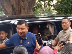 Jokowi Makan Siang Bareng Jan Ethes dan Lembah Manah di Solo