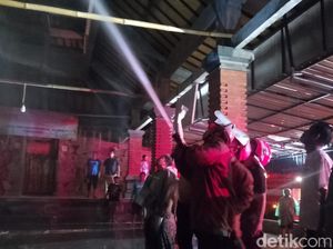 Tersambar Petir, Atap Balai Banjar di Klungkung Terbakar Tersambar Petir, Atap Balai Banjar di Klungkung Terbakar