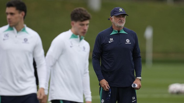 Australias head coach Graham Arnold watches his players during a training session of the national team, in Doha, Qatar, Saturday, Jan. 27, 2024. Australia will play against Indonesia on Sunday for the round of 16 of the Asian Cup. (AP Photo/Thanassis Stavrakis)