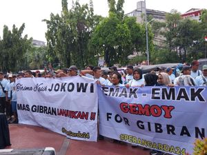Sosialisasi Program Prabowo-Gibran, Relawan Emak-Emak Bagi Makan Siang Gratis Sosialisasi Program Prabowo-Gibran, Relawan Emak-Emak Bagi Makan Siang Gratis