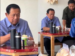 SBY Makan Pop Mie di Warung Pinggir Jalan, Momennya Viral! SBY Makan Pop Mie di Warung Pinggir Jalan, Momennya Viral!