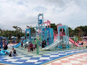 Keseruan Berenang dengan Sensasi Ombak Buatan di Tropikana Waterpark