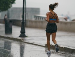 Olahraga di Tengah Cuaca Tak Menentu, Menyehatkan atau Cari Penyakit?