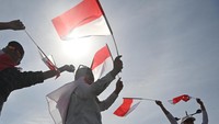 Bendera Merah Putih juga berkibar di Stadion Jassim Bin Hamad.
