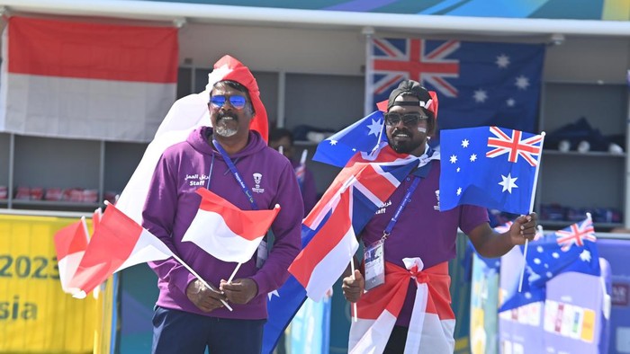 Aksi suporter Indonesia di Piala Asia Dua suporter membawa bendera Indonesia dan Australia menjelang pertandingan Timnas Indonesia melawan Timnas Australia pada babak 16 besar Piala Asia 2023 di Stadion Jassim Bin Hamad, Doha, Qatar, Minggu (28/1/2024). ANTARA FOTO/Yusran Uccang/nym.