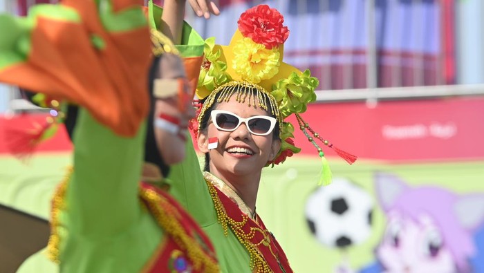 Dua suporter membawa bendera Indonesia dan Australia menjelang pertandingan Timnas Indonesia melawan Timnas Australia pada babak 16 besar Piala Asia 2023 di Stadion Jassim Bin Hamad, Doha, Qatar, Minggu (28/1/2024). ANTARA FOTO/Yusran Uccang/nym.
