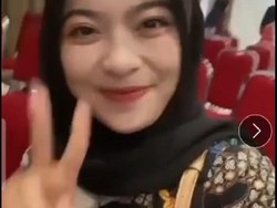 Klarifikasi Helmi, Anggota KPPS Pangandaran yang Viral Salam 2 Jari