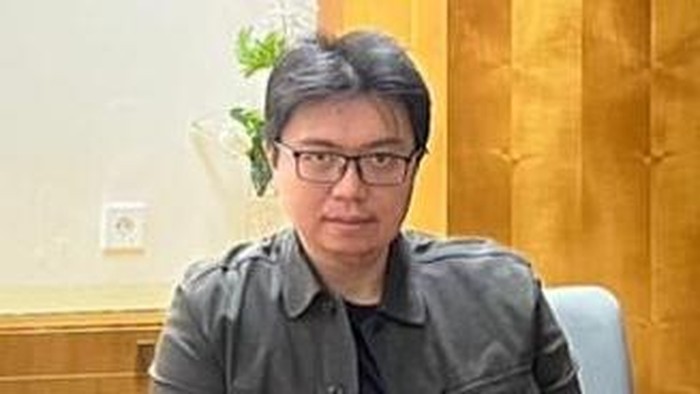 Mendag ekspose barang hasil pengawasan asal China Menteri Perdagangan Zulkifli Hasan meninjau produk keramik dan tableware ilegal di saat Ekspose Barang Hasil Pengawasan di Surabaya, Jawa Timur, Kamis (20/6/2024). Kemendag akan memusnahkan sebanyak 4.565.598 biji produk keramik dan tableware senilai Rp79.897.965.000 asal China lantaran tidak mempunyai Sertifikat Produk Penggunaan Tanda (SPPT) dan Nomor Pendaftaran Barang (NPB) SNI. ANTARA FOTO/Rizal Hanafi/rwa.