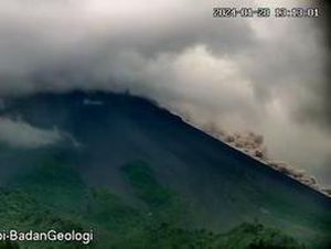 Merapi Muntahkan Awan Panas ke Kali Bebeng Siang Ini Merapi Muntahkan Awan Panas ke Kali Bebeng Siang Ini