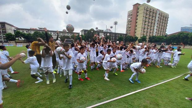 Bhayangkara Presisi Indonesia FC menggelar coaching clinic yang diikuti oleh ratusan anak-anak Sekolah Dasar (SD). Acara tersebut berlangsung di Stadion PTIK, Jakarta Selatan, Minggu (28/1/2024).