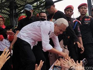 Soal Salam 4 Jari, Ganjar: Siapa Pun Tak Bisa Hambat yang Dimau Rakyat Soal Salam 4 Jari, Ganjar: Siapa Pun Tak Bisa Hambat yang Dimau Rakyat