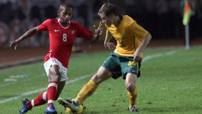 JAKARTA, INDONESIA - JANUARY 28:  Elie Aiboy of Indonesia (L) and Scott Jamieson of Australia (R) in action during the Asian Cup Qualifier match between Indonesia and Australia held at Gelora Bung Karno Stadium, January 28, 2009 in Jakarta, Indonesia.  (Photo by Dimas Ardian/Getty Images)