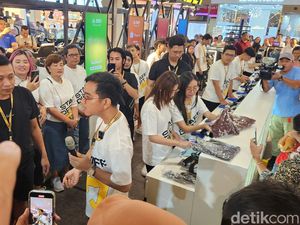 Momen Kocak Gibran dan Istri jadi Kasir di Toko Sepatu Lokal Solo