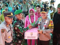 Kapolda Sulteng Kunker ke Touna, Bagikan Paket Sembako dan Kursi Roda