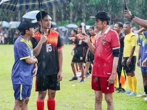 Momen Jokowi, Kaesang hingga Raja Juli Main Bola Bareng di Sleman