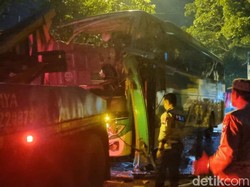Pilu Rintihan Bocah Cari Ortu dalam Kecelakaan Maut Bus Vs Truk di Gresik