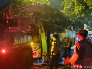 Bus Pariwisata yang Tabrak Truk di Gresik Angkut Rombongan Ziarah Wali Bus Pariwisata yang Tabrak Truk di Gresik Angkut Rombongan Ziarah Wali