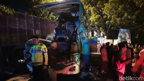 Tragedi 5 Peziarah Meninggal Usai Bus yang Ditumpangi Tabrak Truk di Gresik