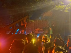 Detik-detik Sopir Bus Ngantuk Tabrak Truk Tewaskan 5 Peziarah Wali di Gresik