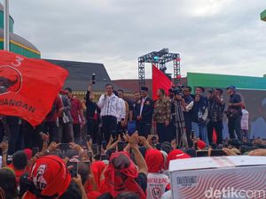 Janji Mahfud di Sumut: 17 Juta Lapangan Kerja-Bebaskan Kredit Macet Rp 687 M Janji Mahfud di Sumut: 17 Juta Lapangan Kerja-Bebaskan Kredit Macet Rp 687 M