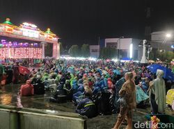 Warga Rela Hujan-hujanan demi Nobar Australia Vs Indonesia di Solo