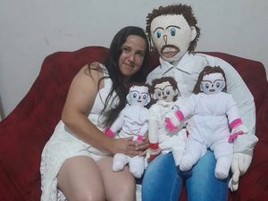 Wanita yang Nikahi Boneka dan Punya 3 Anak Mainan Mengaku Hidupnya Rumit Wanita yang Nikahi Boneka dan Punya 3 Anak Mainan Mengaku Hidupnya Rumit
