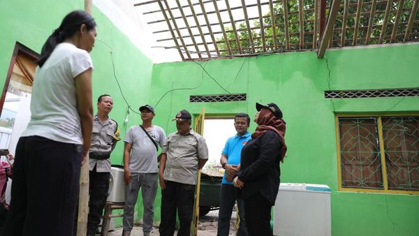 Momen Bupati Sleman Tinjau Korban Bencana Angin Kencang